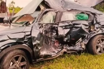 Mulher fica gravemente ferida em colisão entre carro e caminhão na BR-101, em Araquari