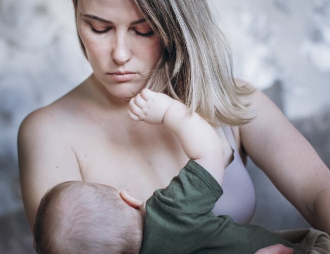 Maioria das gestantes brasileiras recebe orientações superficiais sobre amamentação, aumentando riscos à saúde de mães e bebês