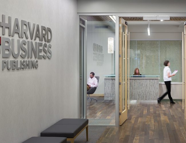 Santander e Harvard Business Publishing abrem 2 mil bolsas para melhorar a prática do ensino universitário